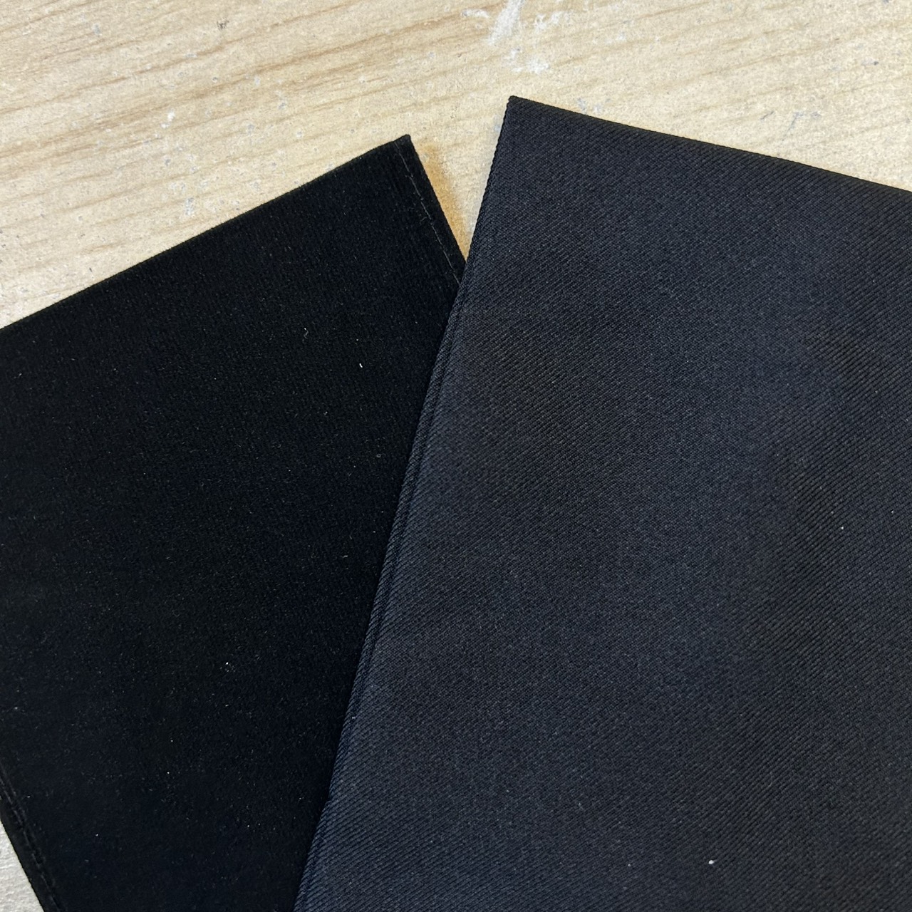 ปลอกแขนไว้อาลัย ปลอกแขนสีดำ ปลอกแขนไว้ทุกข์ เนื้อผ้ากำมะหยี่ ชิ้นละ 50.-