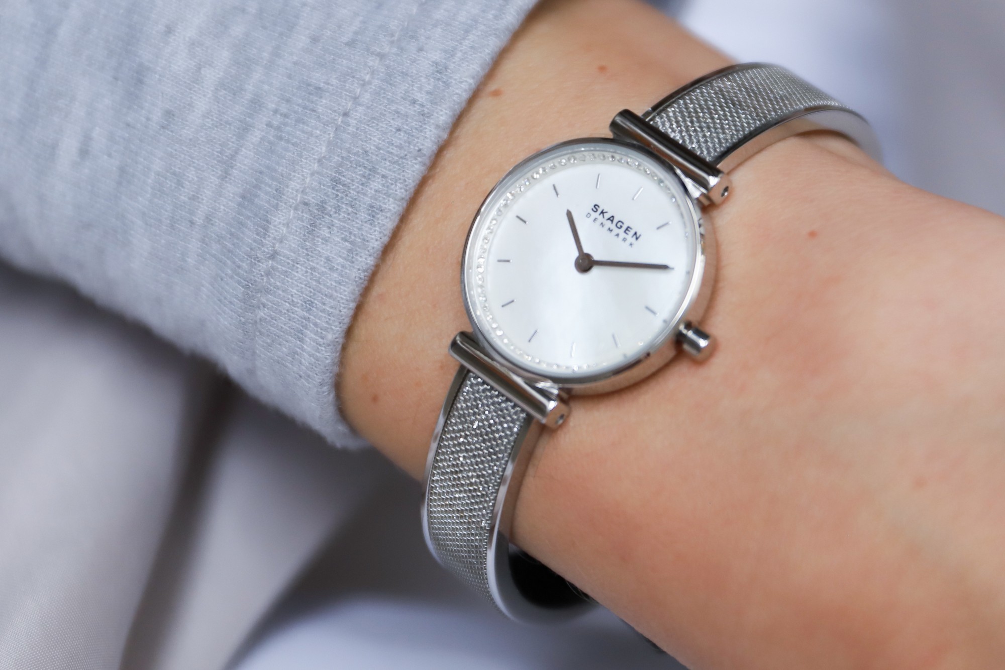 Skagen SKW2793 นาฬิกาผู้หญิง Annelie Silver-Tone Glitz Mesh Bangle Quartz Women's Watch