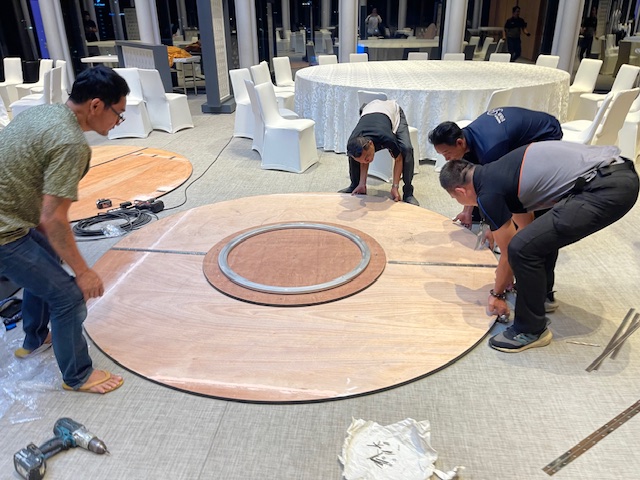 Trp. Trp.ทีอาร์พี ชุดโต๊ะกลม 20 ที่นั่ง พร้อมชุดจานหมุนอาหาร และ ฐานรองหมุนไฟฟ้าถ่านชาร์ทรีโมท