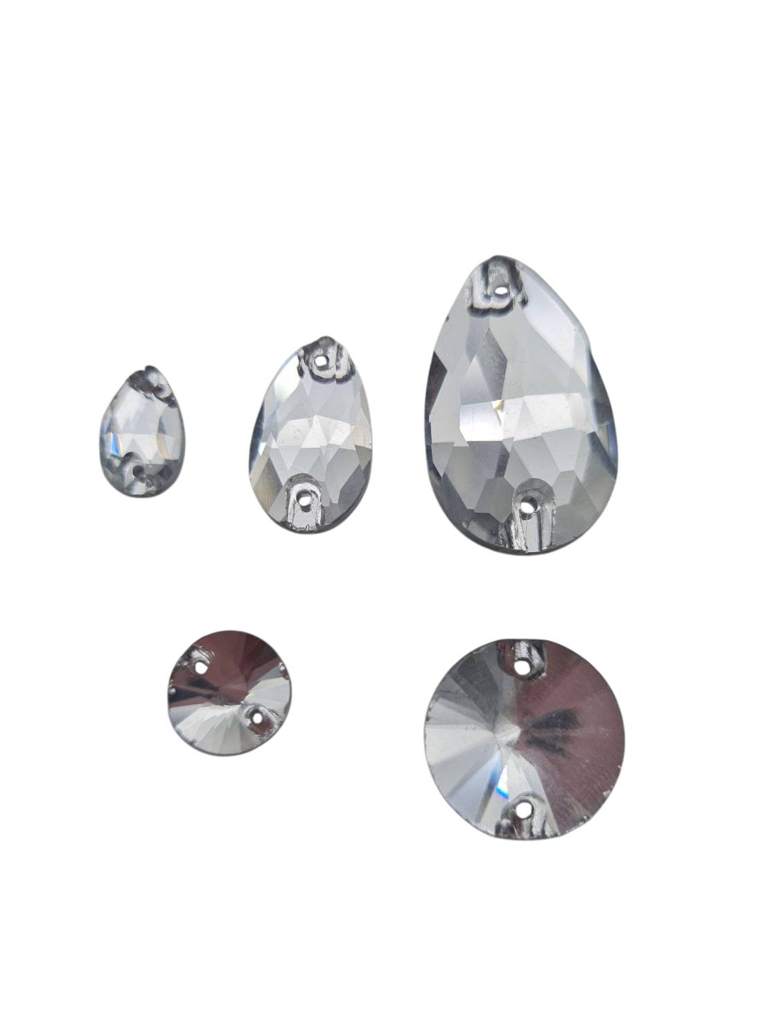 คริสตัลเนื้อแก้วมีรูสำหรับเย็บ สีรุ้งAB และสีใส สำหรับงานประดับตกแต่งชุดการแสดงและชุดต่างๆ