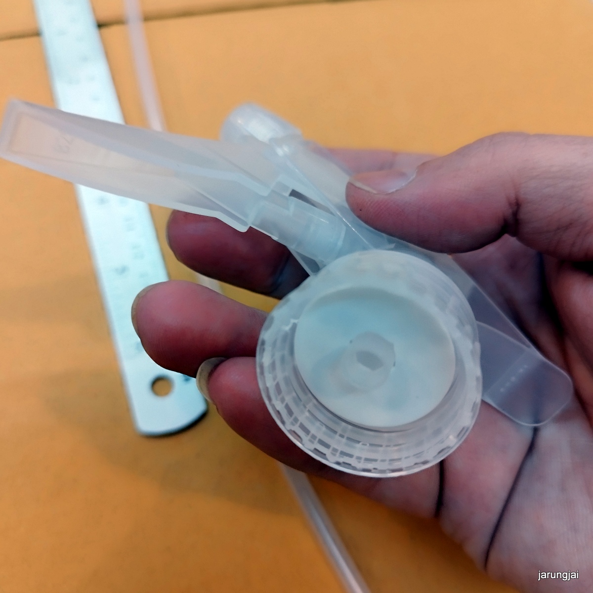 หัวฉีดสเปย์ สีขาวใส ฟีอกกี้ พร้อมหลอดอ่อน ยาว 26 ซม สวมขวดแอลกอฮอล์ได้