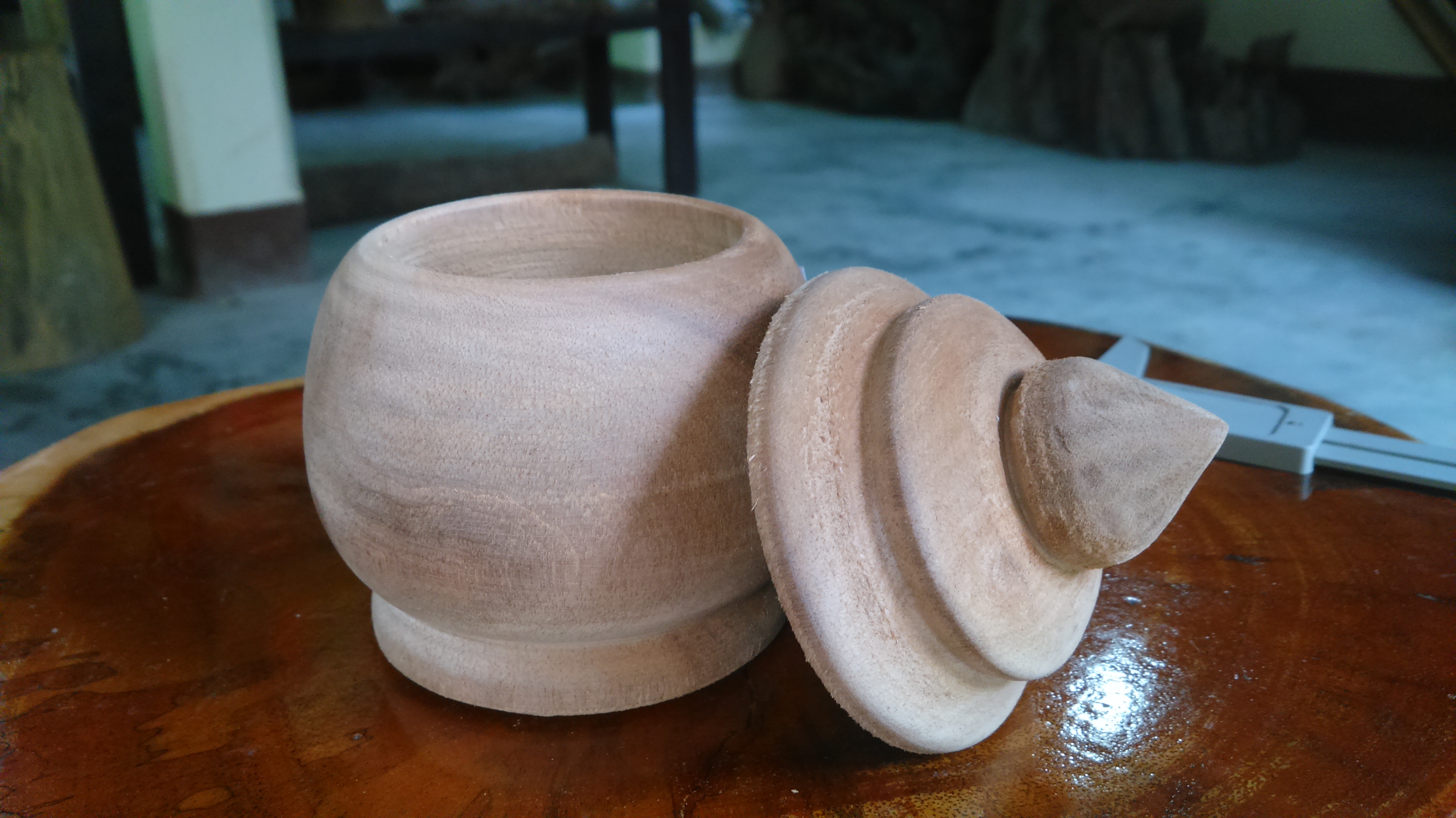 โถทรงเบญจรงค์เล็ก มีฝาปิด ไม้เทพทาโร