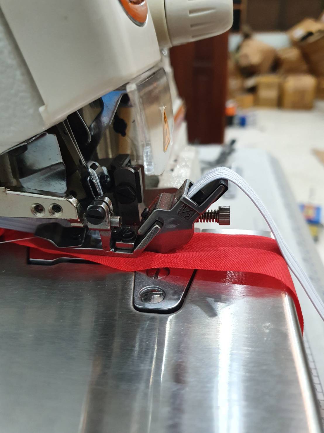 ตีนผีดึงยางจักรโพ้งสำหรับจักรโพ้ง 4 เส้น ใช้งานง่ายสามารถลดขั้นตอนในการทำงานประหยัดเวลาในการทำงาน