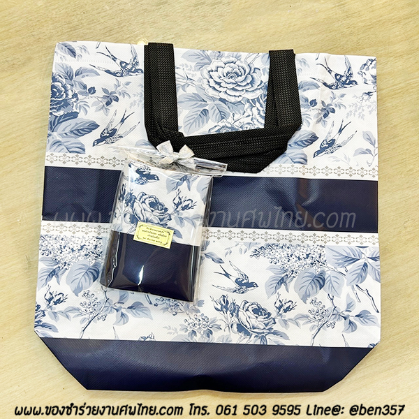ของชำร่วยงานศพ ถุงกระดาษเคลือบพลาสติก ชอปปิ้ง กุหลาบ ขาว-น้ำเงิน (u) สั่งซื้อขั้นต่ำ 100 ชิ้น ชิ้นละ 14.-