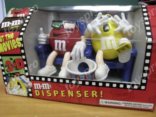 หนุ่ม M&M เหลืองและแดงกำลังนั่งชมภาพยนต์ 3 มิติ