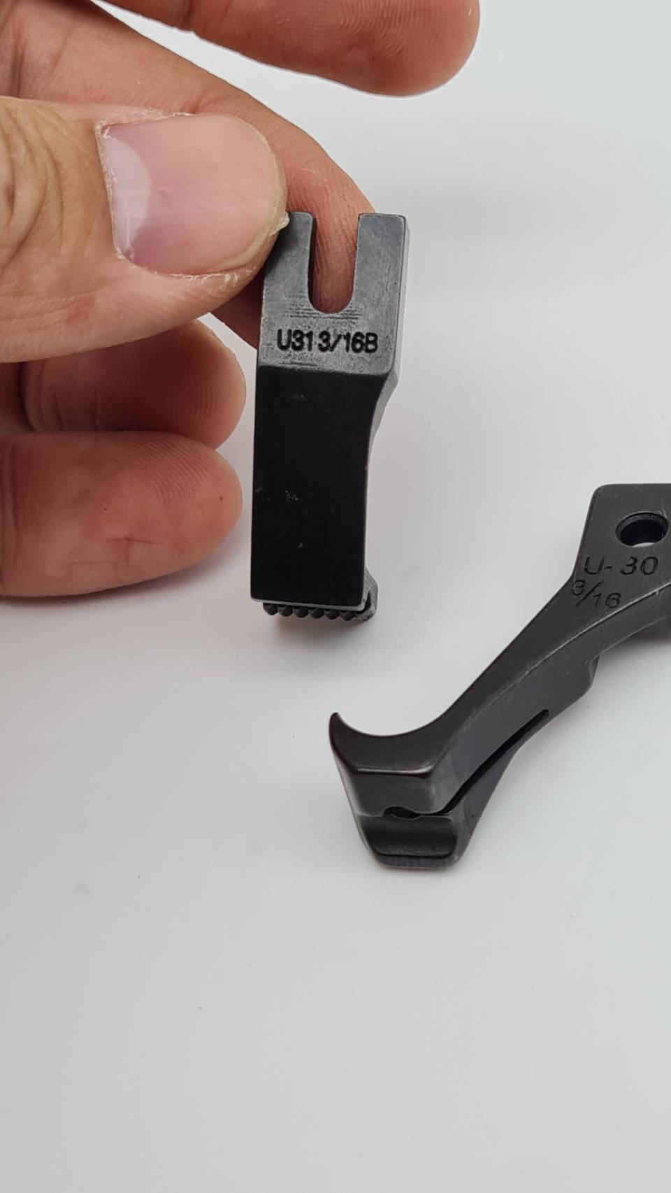 ตีนผีสำหรับจักรเย็บผ้าตีนตะกุย จักรเย็บแบบ แบบร่องเชือก ร่องขนาด 3/16 U31 3/16B ใช้งานเย็บเหยียบบนเส้นเชือกหรือตะเข็บผ้า