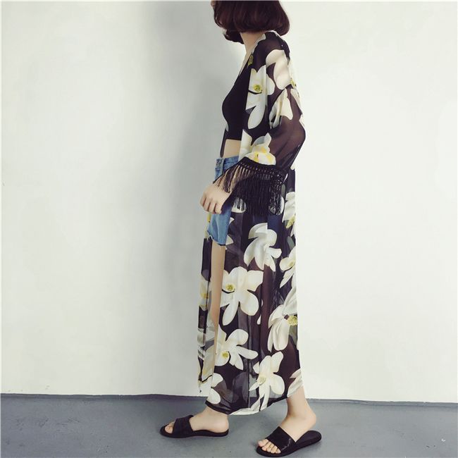 เสื้อคลุมแฟชั่น พร้อมส่ง : เสื้อคลุมสีดำแต่งลายดอกไม้สีสันสดใสและพู่ที่ปลายแขน แบบเก๋มากจ้า