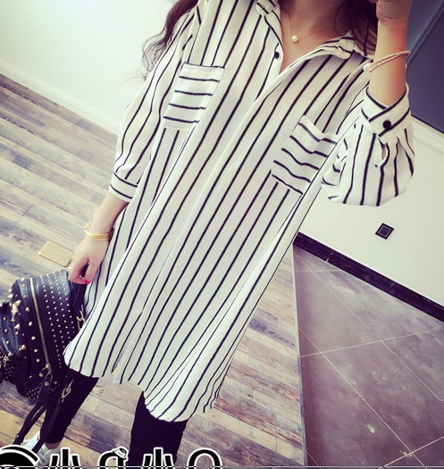 เสื้อผ้าแฟชั่นผู้หญิงพร้อมส่ง : เสื้อแฟชั่นสีขาว แต่งลายทางสีดำ เก๋ เก๋ดีจ้า