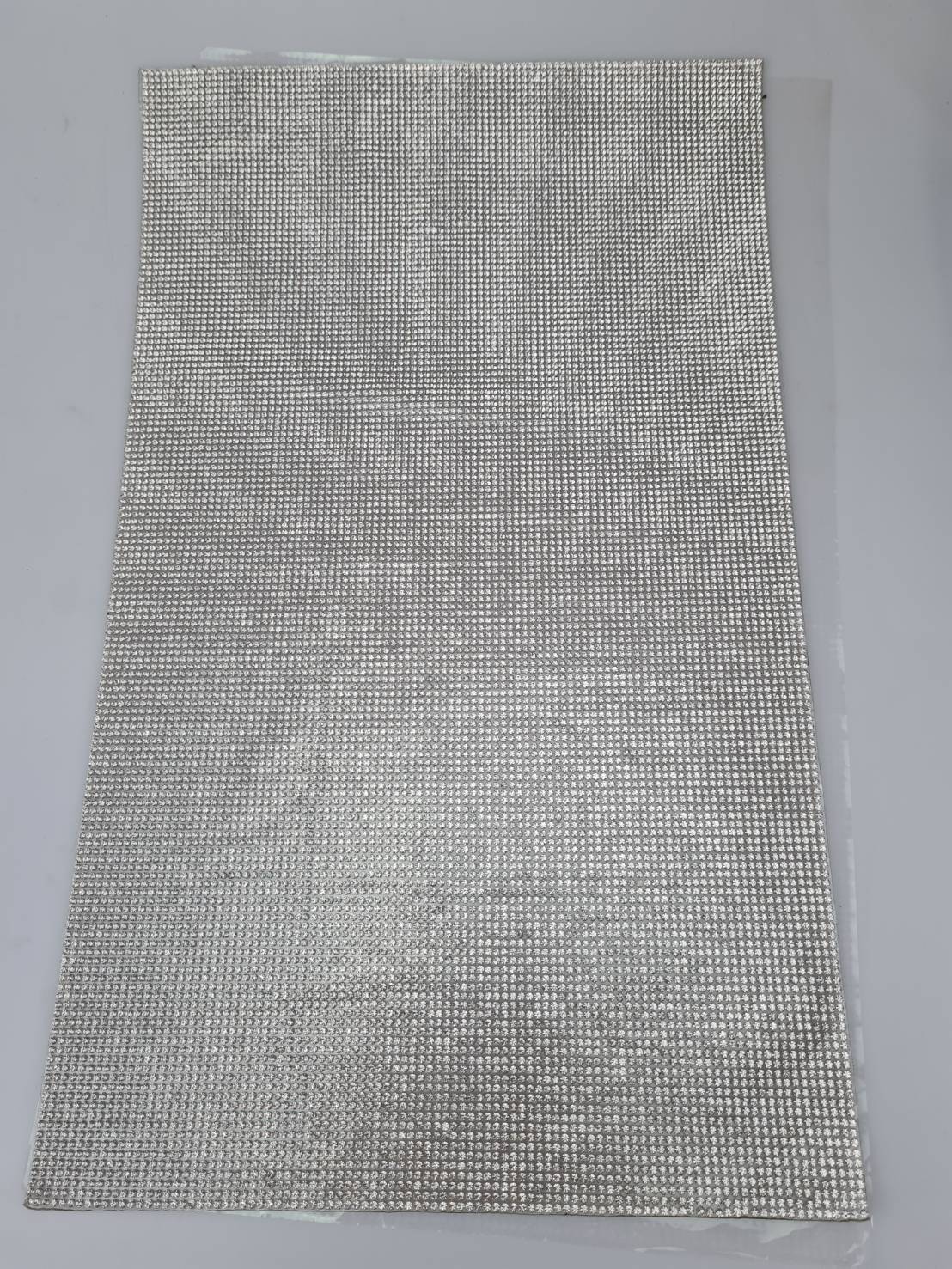 เพชรแผ่นรีดร้อน(hot Fix) ขนาด 39x23 เซนติเมตรสีขาวขนาดเพชร SS8 (2.4 มิลลิเมตร)สีขาวใส เนื้อคริสตัลแท้ ใช้งานประดับและตกแต่งสามารถตัดได้ด้วยมีด