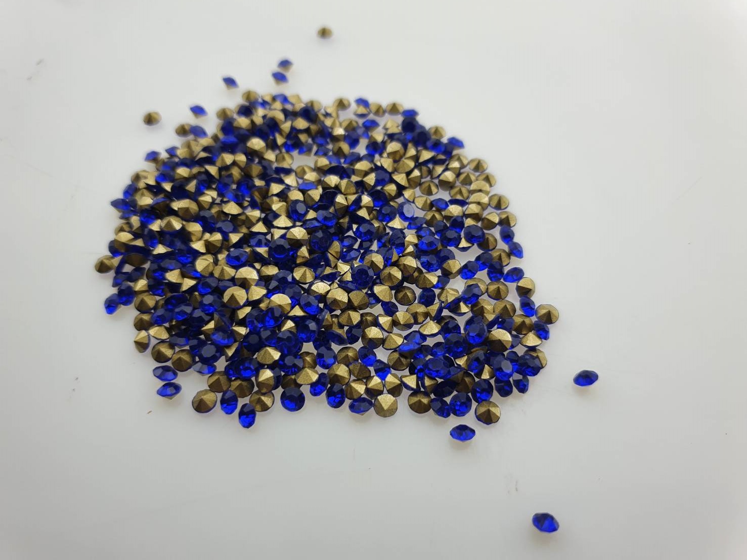 เพชรตูดแหลม เพชรก้นแหลม เพชรเทียม เพชรกระจก เพชรคริสตัล พลอยกระจก สีน้ำเงิน ขนาดต่างๆ