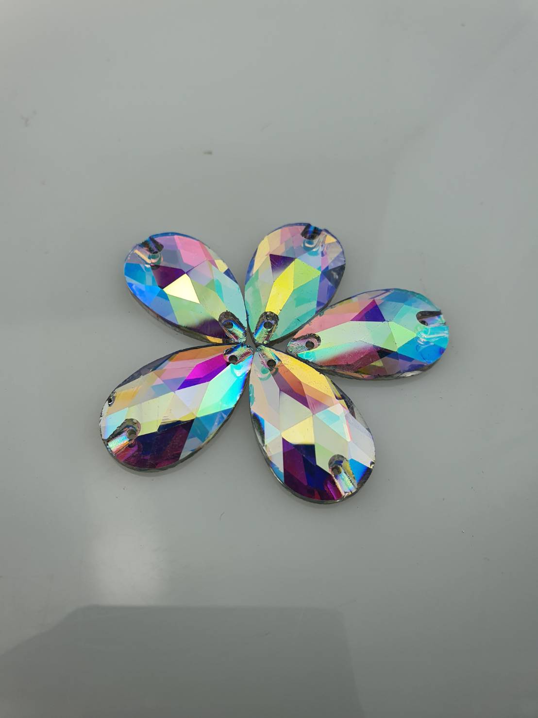 คลิสตัลน้ำมันก๊าด คริสตัลหยดน้ำสีรุ้ง คริสตัลหยดน้ำแบบเย็บสำหรับชุดลิเก หมอลำใช้ในงานเครื่องประดับต่างๆ