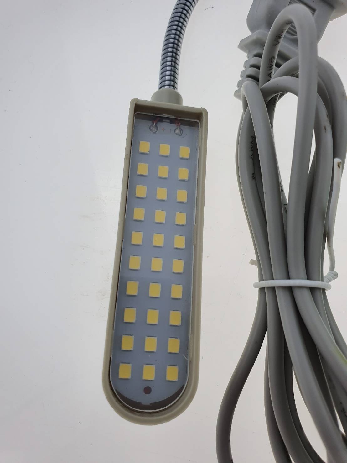 ไฟติดจักร LED จำนวน 30 ติดตั้งง่ายด้วยแม่เหล็ก แสงไฟถนอมสายตาเวลาเย็บ ใช้ได้กับจักรอุตสาหกรรมและจักรทั่วไป