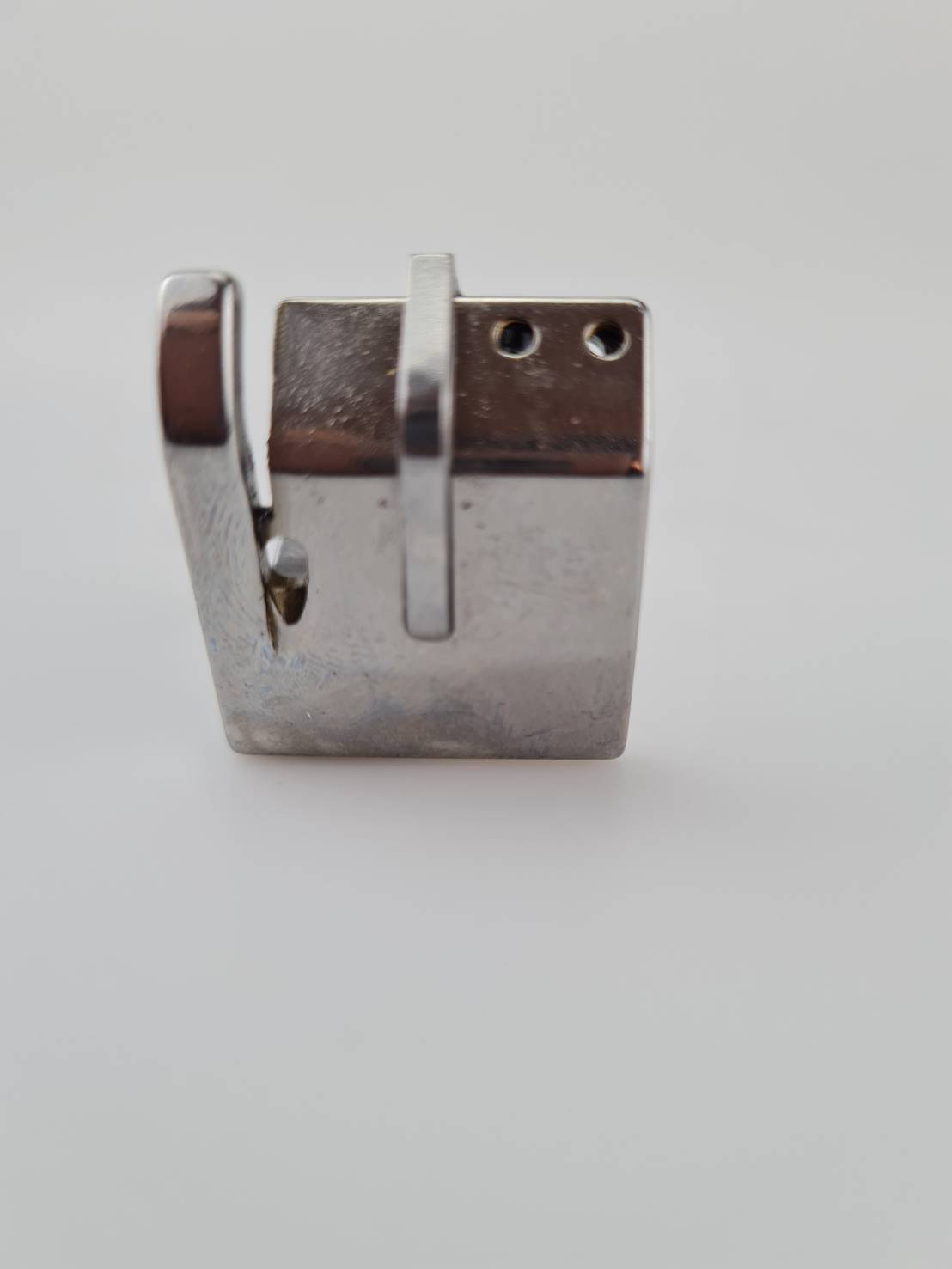 ตีนผีหน้าใหญ่ แบบ T9 สำหรับจักรอุตสาหกรรมเข็มเดี่ยวสามารถกั้นขอบผ้าขณะทำการเย็บได้ช่วยให้เราสามารถเย็บชิ้นงานได้ตรงมากยิ่งขึ้น สามารถปรับขนาดกั้นได้