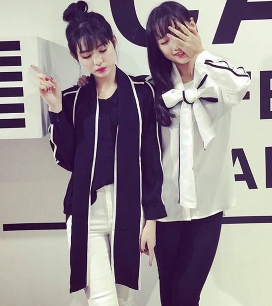 ((พร้อมส่ง)) เสื้อผ้าแฟชั่นผู้หญิง : เสื้อแฟชั่นสีดำตัดขาว แต่งผูกโบว์ด้านหน้า น่ารัก น่ารักจ้า