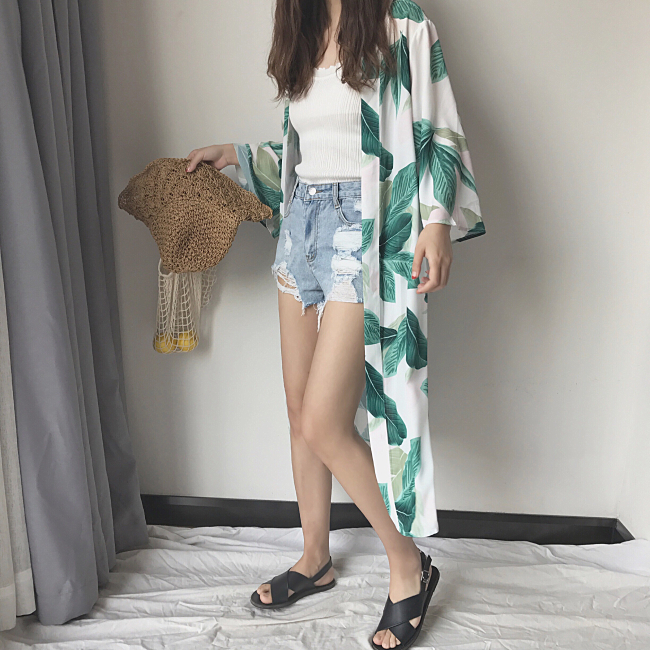 เสื้อคลุมแฟชั่น พร้อมส่ง : เสื้อคลุมสีขาวแต่งลายใบไม้สีเขียวสดใส แบบสวยมากจ้า