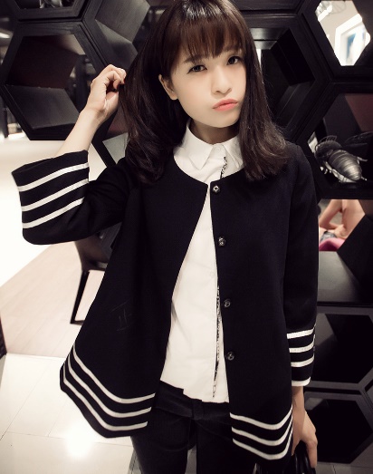 ((พร้อมส่ง)) เสื้อผ้าแฟชั่นผู้หญิง : เสื้อคลุมแฟชั่นสีดำ แต่งลายทางสีขาว เก๋ เก๋ดีจ้า