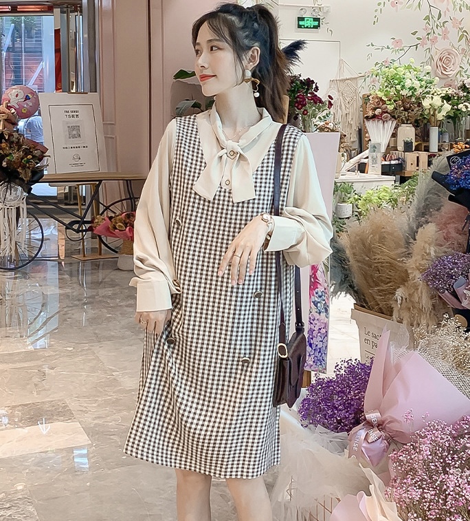 เอี๊ยมกระโปรงคลุมท้องลายสก๊อตแขนยาว ช่วงคอไขว้เป็นโบว์ แต่งด้วยกระดุม ลุคดูดี น่ารัก เรียบหรู M,L,XL,XXL