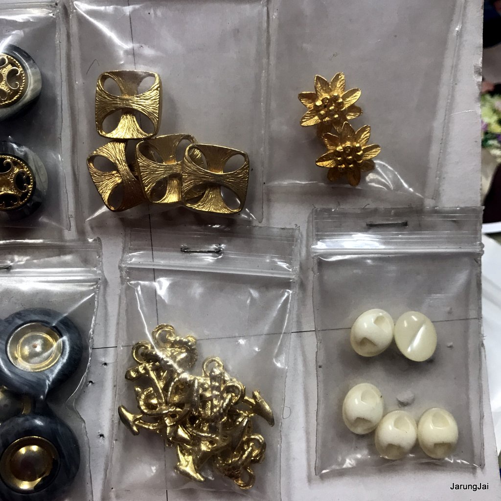 กระดุม เสื้อผ้าผู้หญิง ขายเหมา 13 แบบ รวม 50 กว่าเม็ด ของสะสม ลดราคาพิเศษ