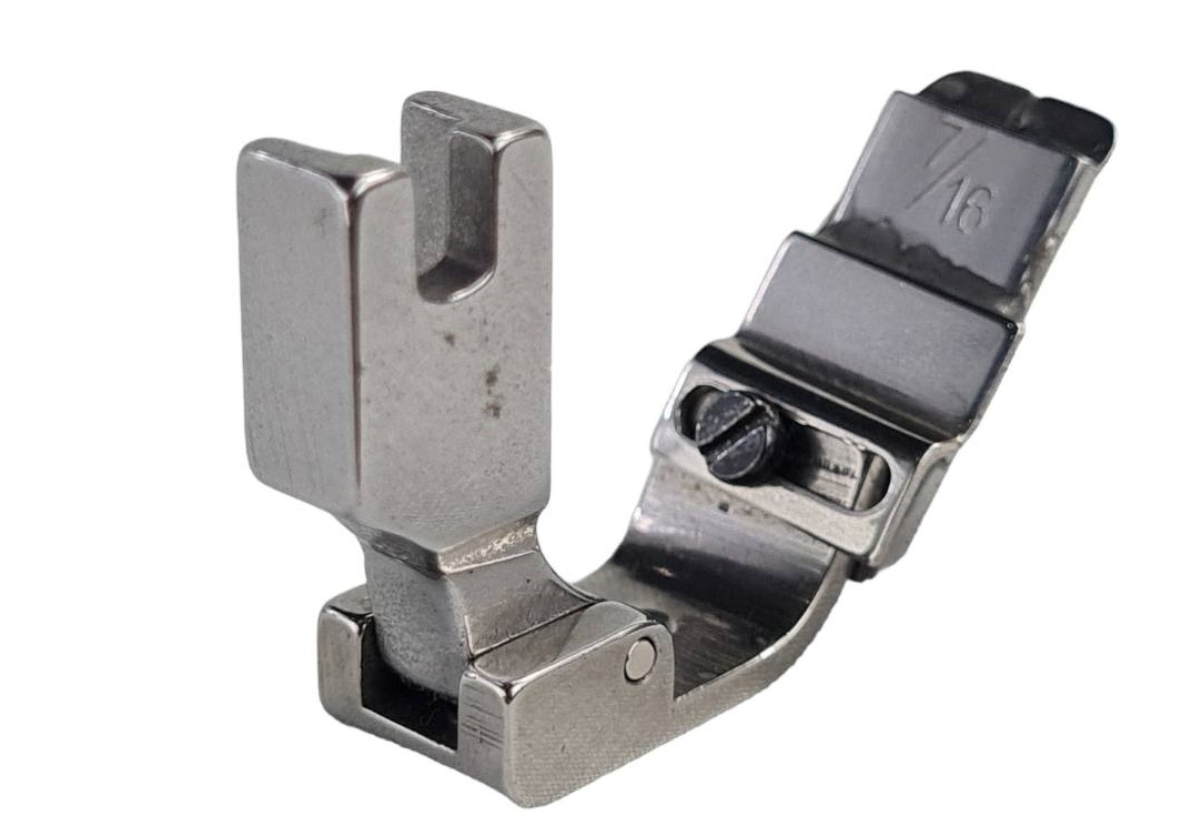 ตีนผีจักรอุตสาหกรรมเข็มเดี่ยวสำหรับใส่เทปก้างปลาดามคอ ขนาด 7/16 ( เทป 10 มิลลิเมตร) ติดตั้งง่ายสามารถปรับซ้ายขวาหรือปรับตำแหน่งเข็ม ได้