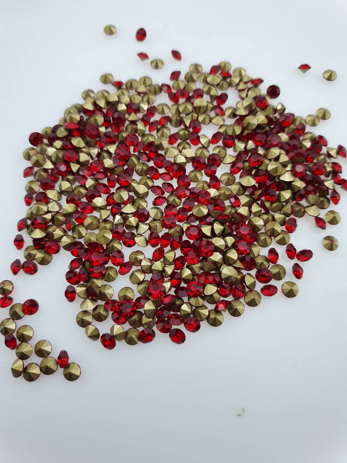 เพชรตูดแหลม เพชรก้นแหลม เพชรเทียม เพชรกระจก เพชรคริสตัล พลอยกระจก สีแดง ขนาดต่างๆ