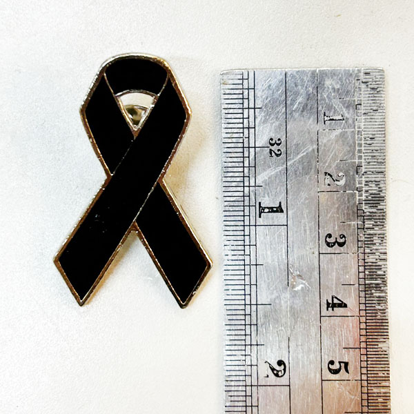 เข็มกลัดโบว์ดำไว้อาลัย โลหะชุบ หลัง ปีกผีเสื้อ ชิ้นละ 25.- (โรงงานไทย)