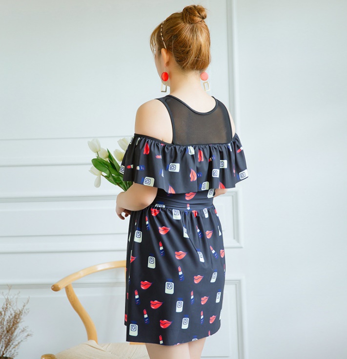 ชุดว่ายน้ำไซส์ใหญ่ พร้อมส่ง :ชุดว่ายน้ำสาวอวบแฟชั่นสีดำแต่งลายปากเว้าไหล่ใส่ได้สองแบบ มีกางเกงขาสั้นใส่ด้านในน่ารักมากๆจ้า:รอบอก36-44นิ้ว เอว34-44นิ้ว สะโพก36-46นิ้วจ้า