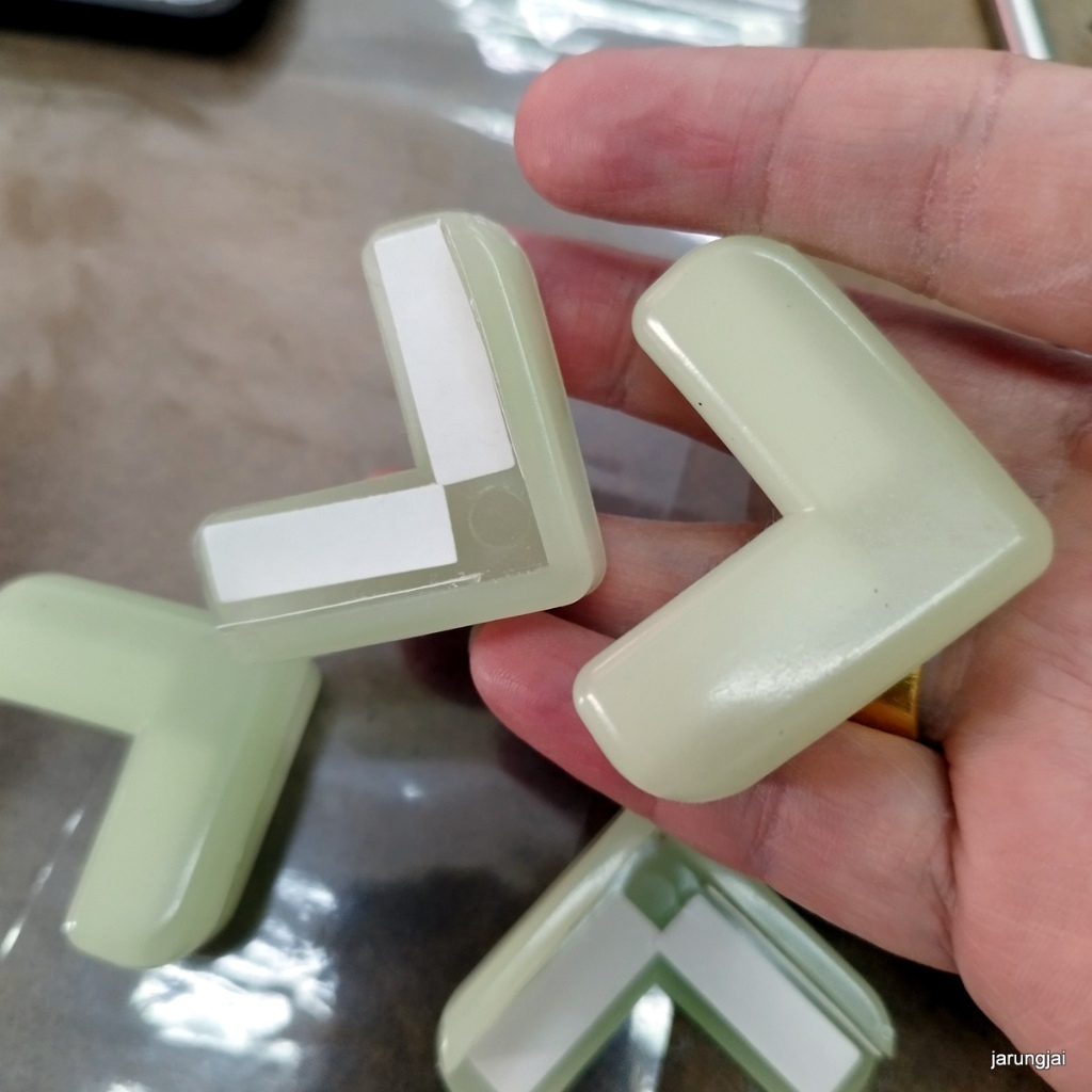 ยางติดมุมโต๊ะ แบบเรืองแสง สำหรับลบมุม ลบคม ซิลิโคนกันชนมุมโต๊ะ มุมเตียง 1 ชิ้น