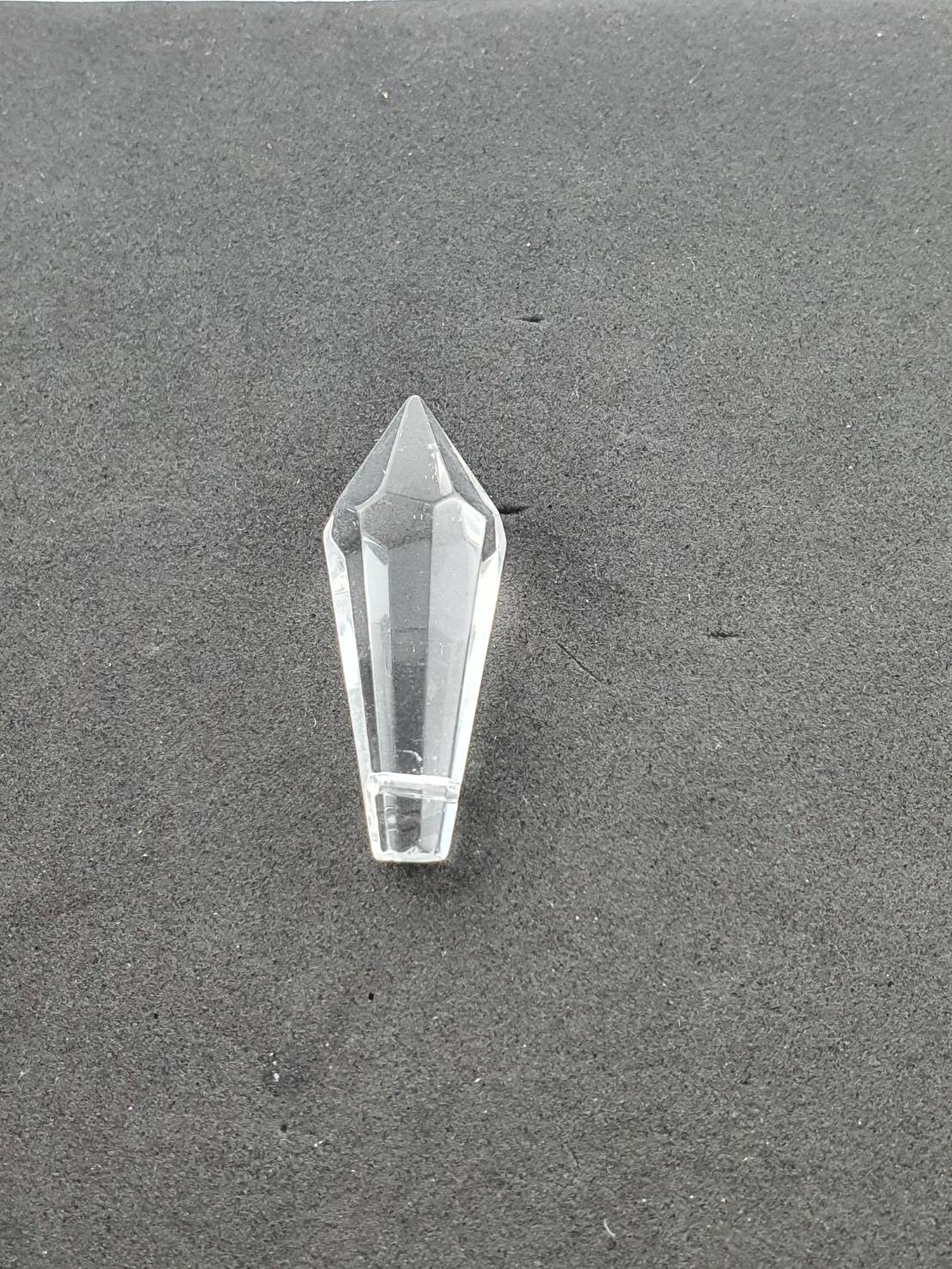 คริสตัลห้อย คริสตัลแปดเหลี่ยมสำหรับประดับสถานที่มีหลายแบบสามารถร้อยเป็นเส้นด้วยห่วงลวด