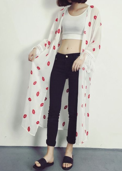 เสื้อคลุมแฟชั่น พร้อมส่ง : เสื้อคลุมสีขาวแต่งลายปากสีแดงและพู่ที่ปลายแขน แบบเก๋มากจ้า