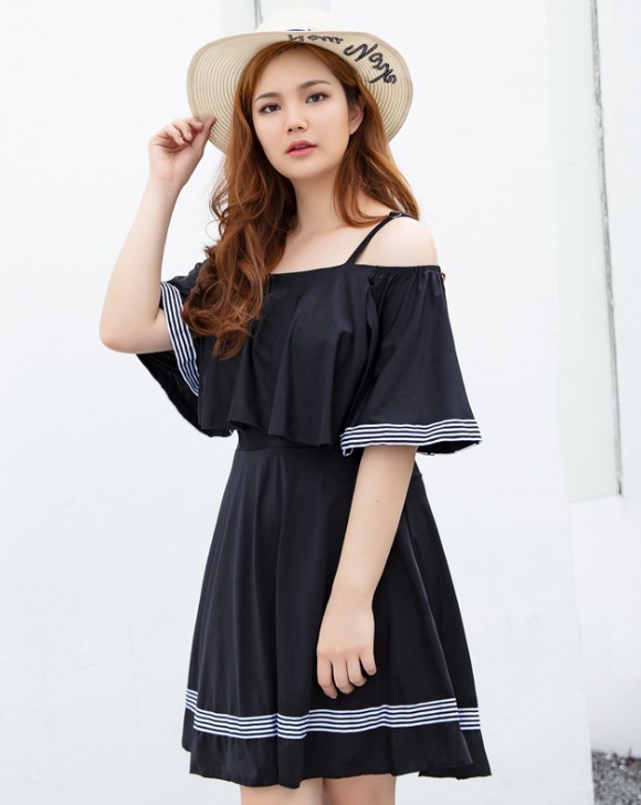 ชุดว่ายน้ำคนอ้วน ชุดเที่ยวทะเลพร้อมส่ง 6xl :ชุดว่ายน้ำไซส์ใหญ่สีดำแต่งลายทางและระบาย มีกางเกงขาสั้นใส่ด้านใน แบบเก๋น่ารักมากๆจ้า:รอบอก44-54นิ้ว เอว36-48นิ้ว สะโพก40-54นิ้ว