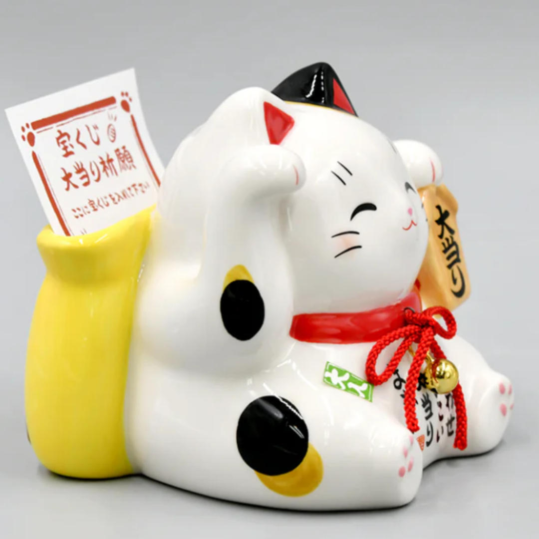 [พร้อมส่ง] แมวกวักญี่ปุ่น แมวกวักนำโชค ขอให้ถูกหวย รวย รวย เฮง เฮง Size 11 x 11 cm แมวกวักนำโชค ด้านหลังมีช่องใส่ลอตเตอรี่ เพื่ออธิษฐานขอพร งานแฮนด์เมดญี่ปุ่น Lucky Cat