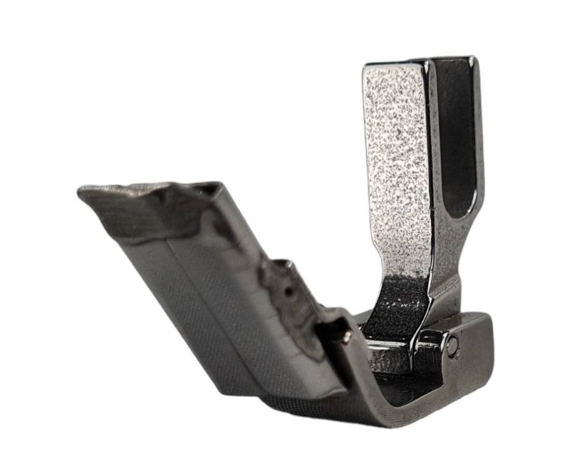 ตีนผีจักรอุตสาหกรรมเข็มเดี่ยวสำหรับใส่เทปก้างปลาดามคอ ขนาด 7/16 ( เทป 10 มิลลิเมตร) ติดตั้งง่ายสามารถปรับซ้ายขวาหรือปรับตำแหน่งเข็ม ได้