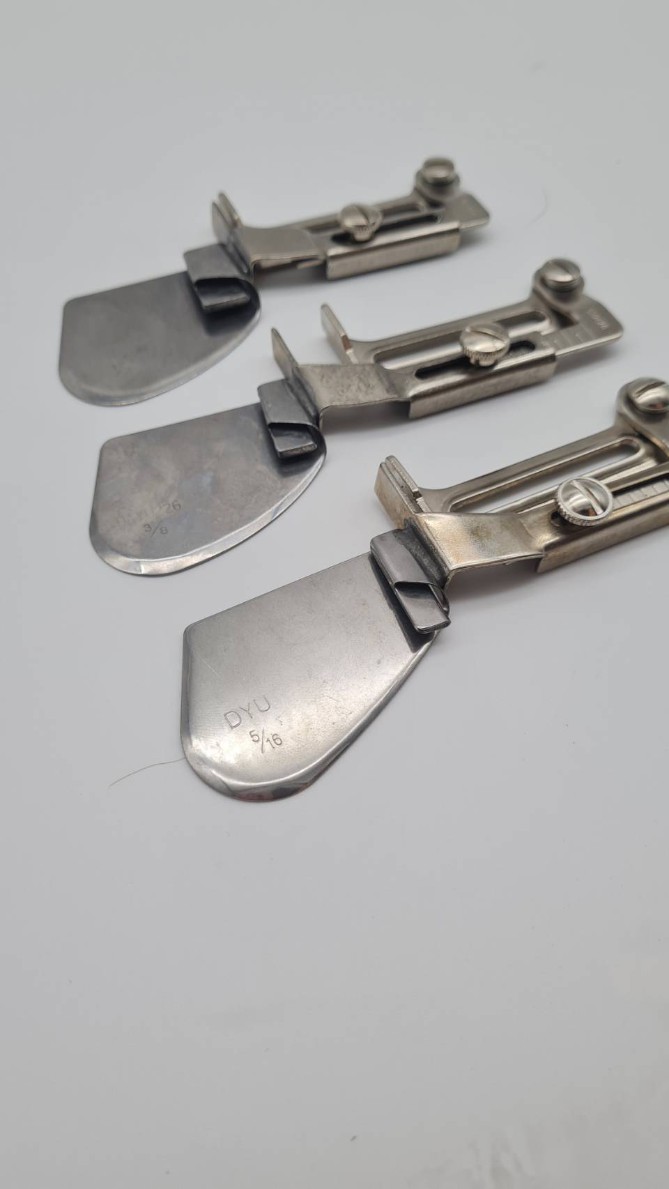 ซองพับชายผ้าแบบไม่อมขอบผ้าสำหรับจักรอุตสาหกรรมเข็มเดี่ยวแถมน็อตยึด