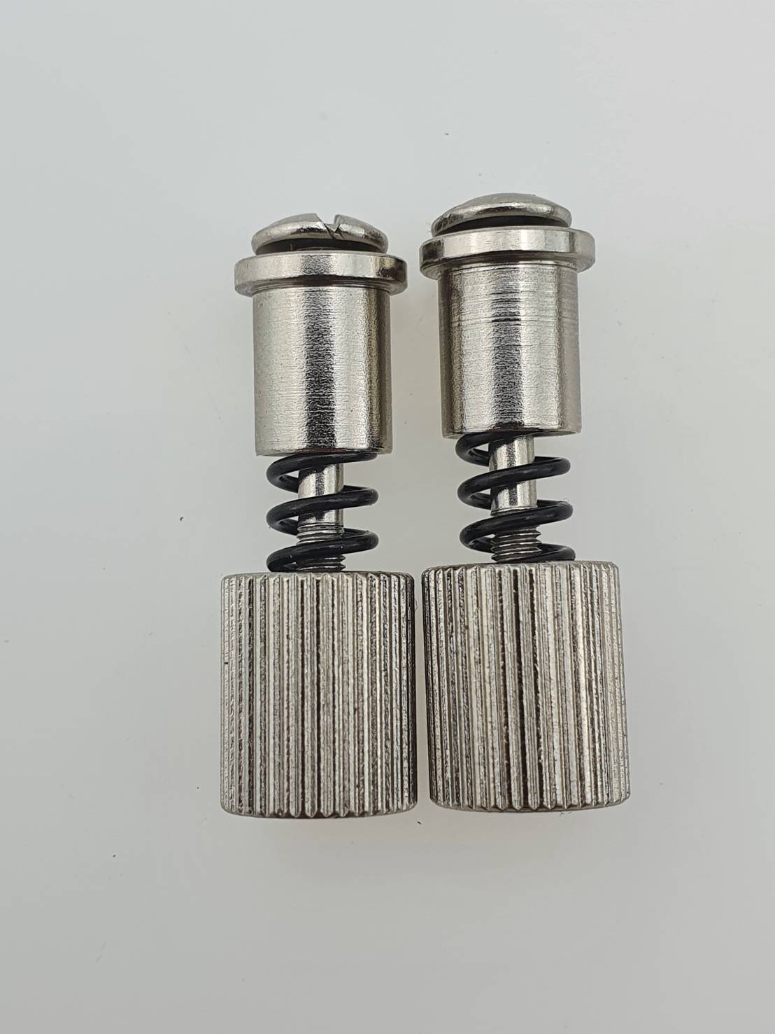 น๊อตยึดตีนผี สำหรับจักรอุตสาหกรรมเข็มเดียว ช่วยลดขั้นตอนการเปลี่ยนตีนผีโดยไม่ต้องให้ไขควง ใช้งานง่าย ยึดได้แน่น มากๆ