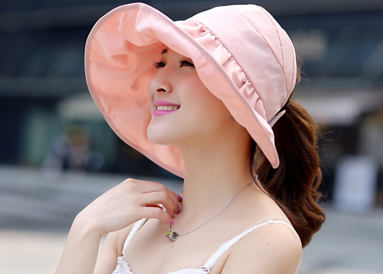 หมวกแฟชั่นพร้อมส่ง : หมวกปีกบานกว้างกันแดดสีชมพูอ่อน พักเก็บง่ายแบบสวยน่ารักๆจ้า