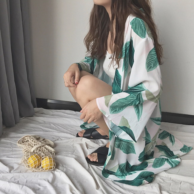 เสื้อคลุมแฟชั่น พร้อมส่ง : เสื้อคลุมสีขาวแต่งลายใบไม้สีเขียวสดใส แบบสวยมากจ้า