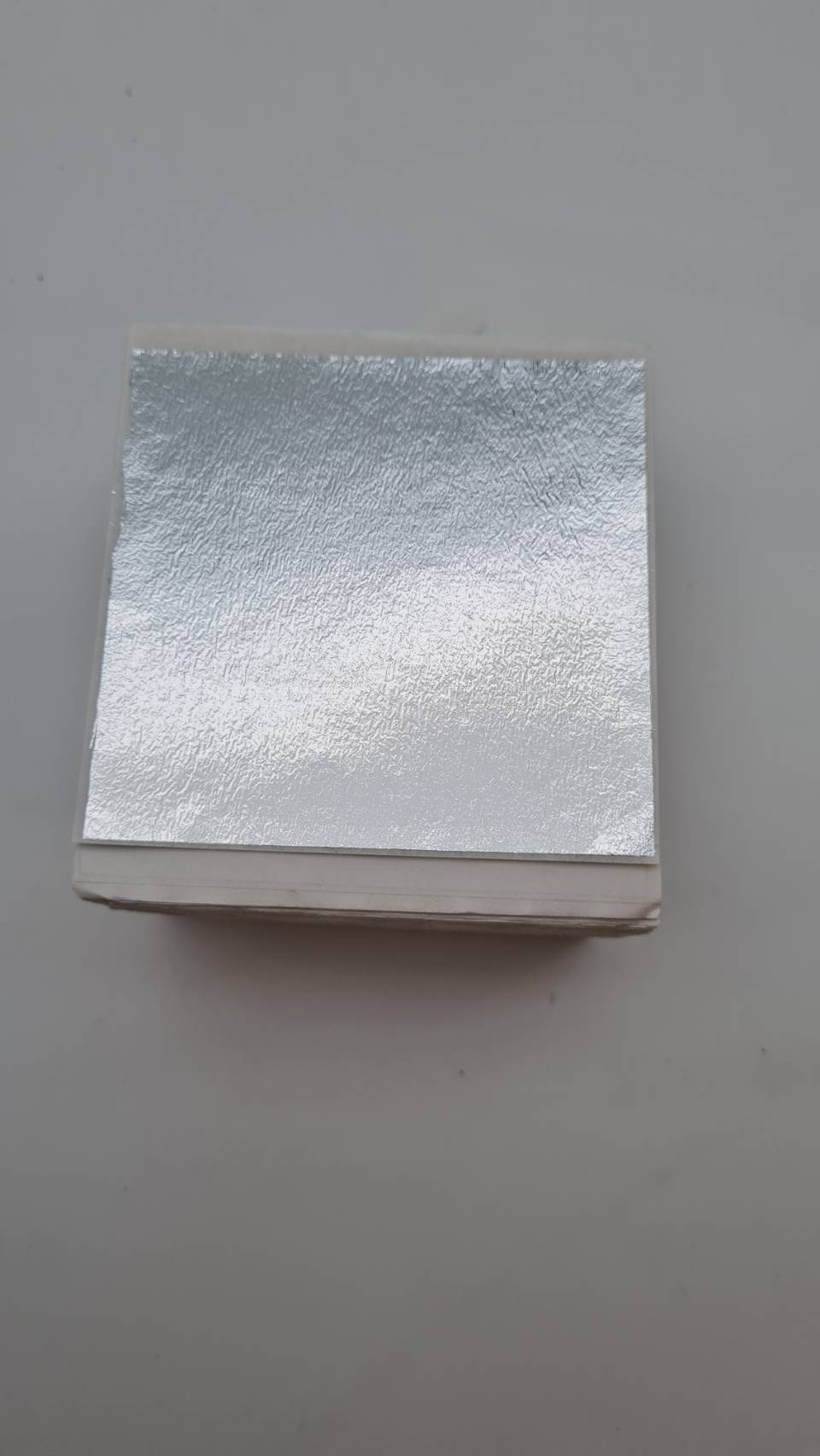 แผ่นทองวิทยาศาสตร์ขนาด 8x8เซนติเมตร แผ่นเปลวสีวิทยาศาสตร์ สำหรับงานประดับพื้นผิวใช้ได้กับกาวปิดทองและสีเฟรก เนื้อเปลวนิ่ม ใช้งานง่าย