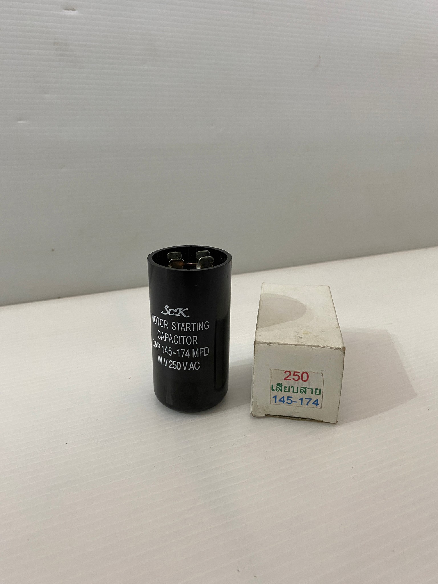 คาปาซิเตอร์ (คอนเดนเซอร์ สตาร์ท) USA สีดำ 145-174MFDx250V. เสียบสาย Santoshi SCK