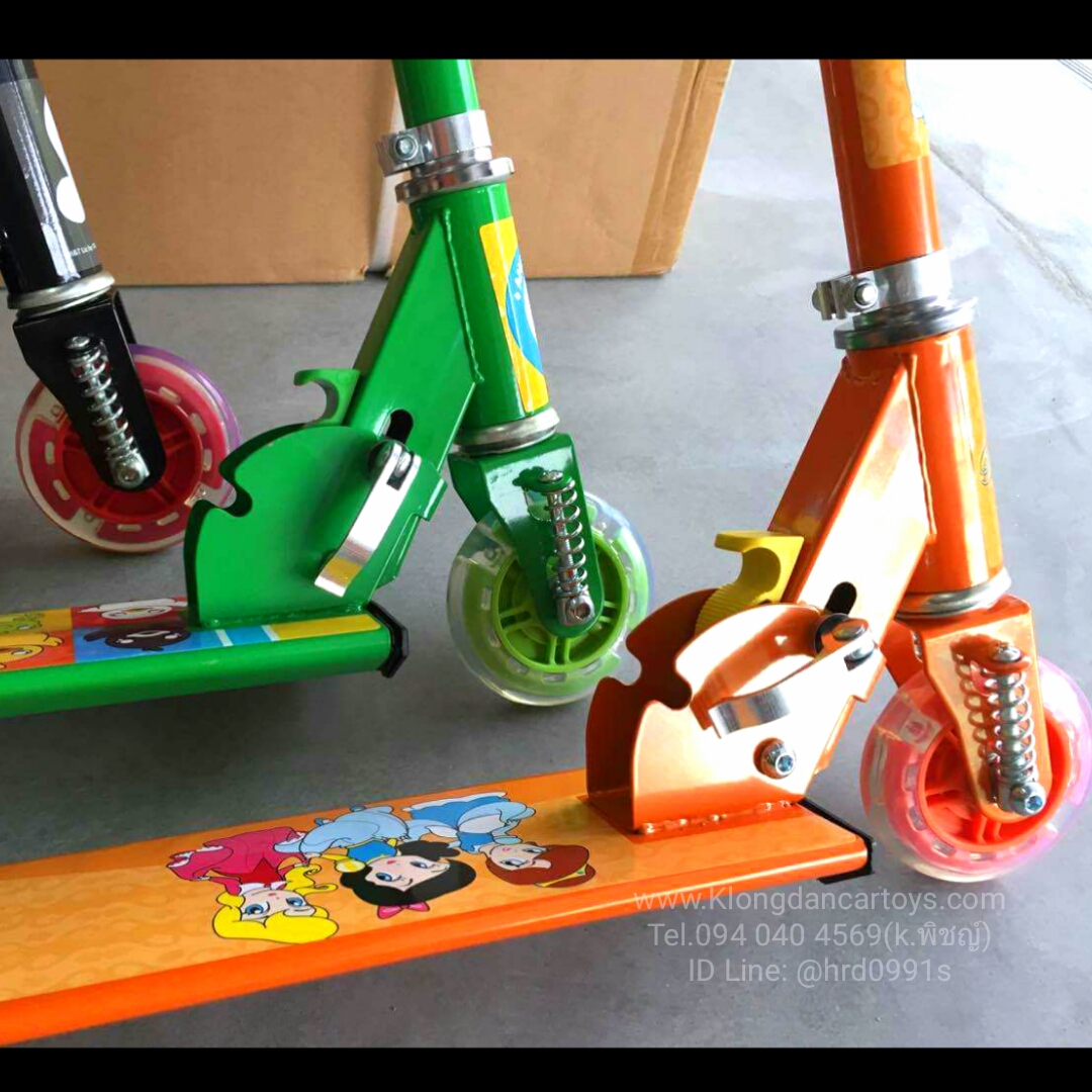 สกุ๊ตเตอร์คิดตี้และเบนเท็น(3ล้อมีไฟ มีกระดิ่ง มีโช้คหน้า มีเบรกหลัง มีสายหิ้ว โครงเหล็กแข็งแรง พับเก็บและคอปรับระดับได้3ระดับ)