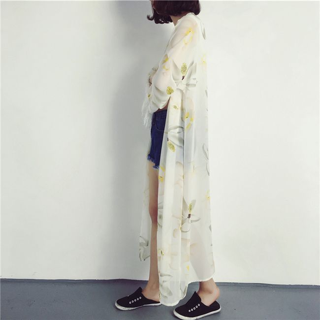 เสื้อคลุมแฟชั่น พร้อมส่ง : เสื้อคลุมสีขาวแต่งลายดอกไม้สีสันสดใสและพู่ที่ปลายแขน แบบเก๋มากจ้า