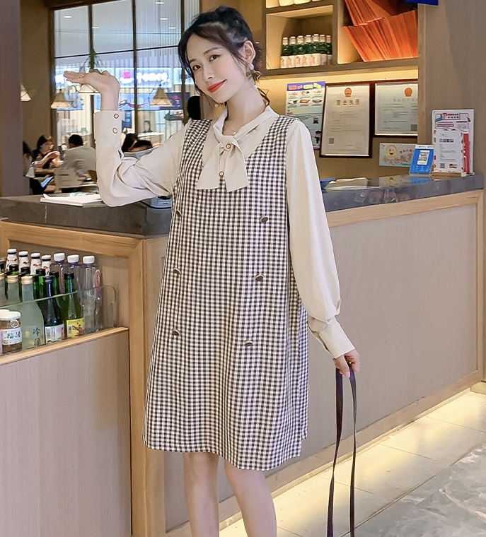 เอี๊ยมกระโปรงคลุมท้องลายสก๊อตแขนยาว ช่วงคอไขว้เป็นโบว์ แต่งด้วยกระดุม ลุคดูดี น่ารัก เรียบหรู M,L,XL,XXL