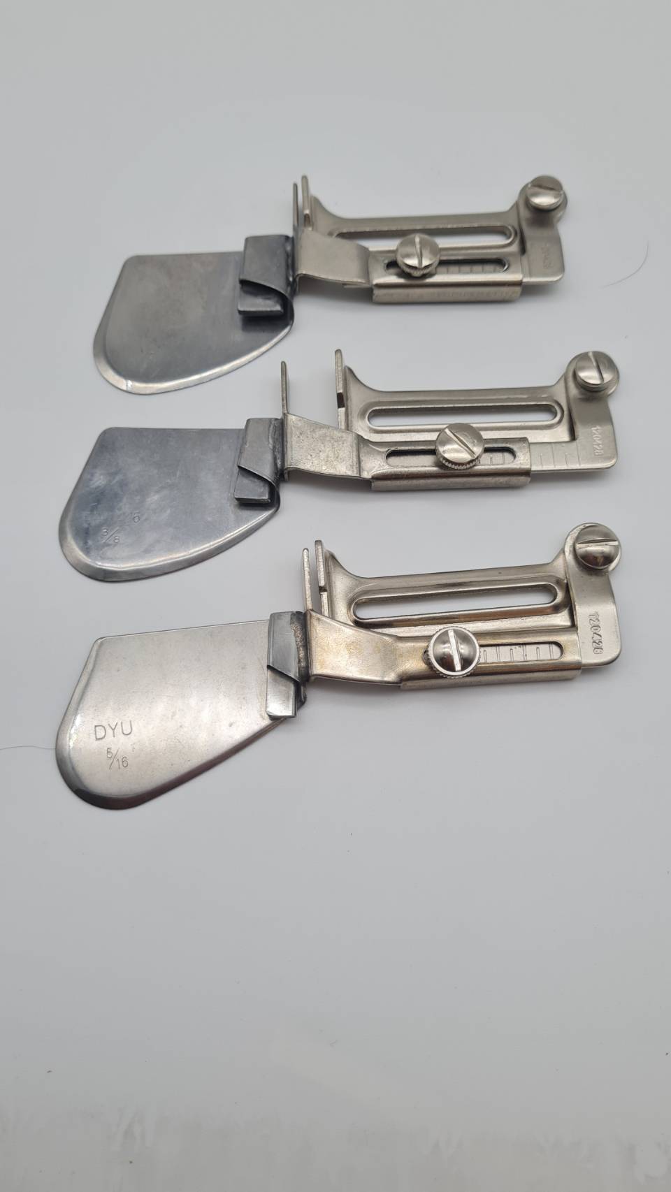 ซองพับชายผ้าแบบไม่อมขอบผ้าสำหรับจักรอุตสาหกรรมเข็มเดี่ยวแถมน็อตยึด