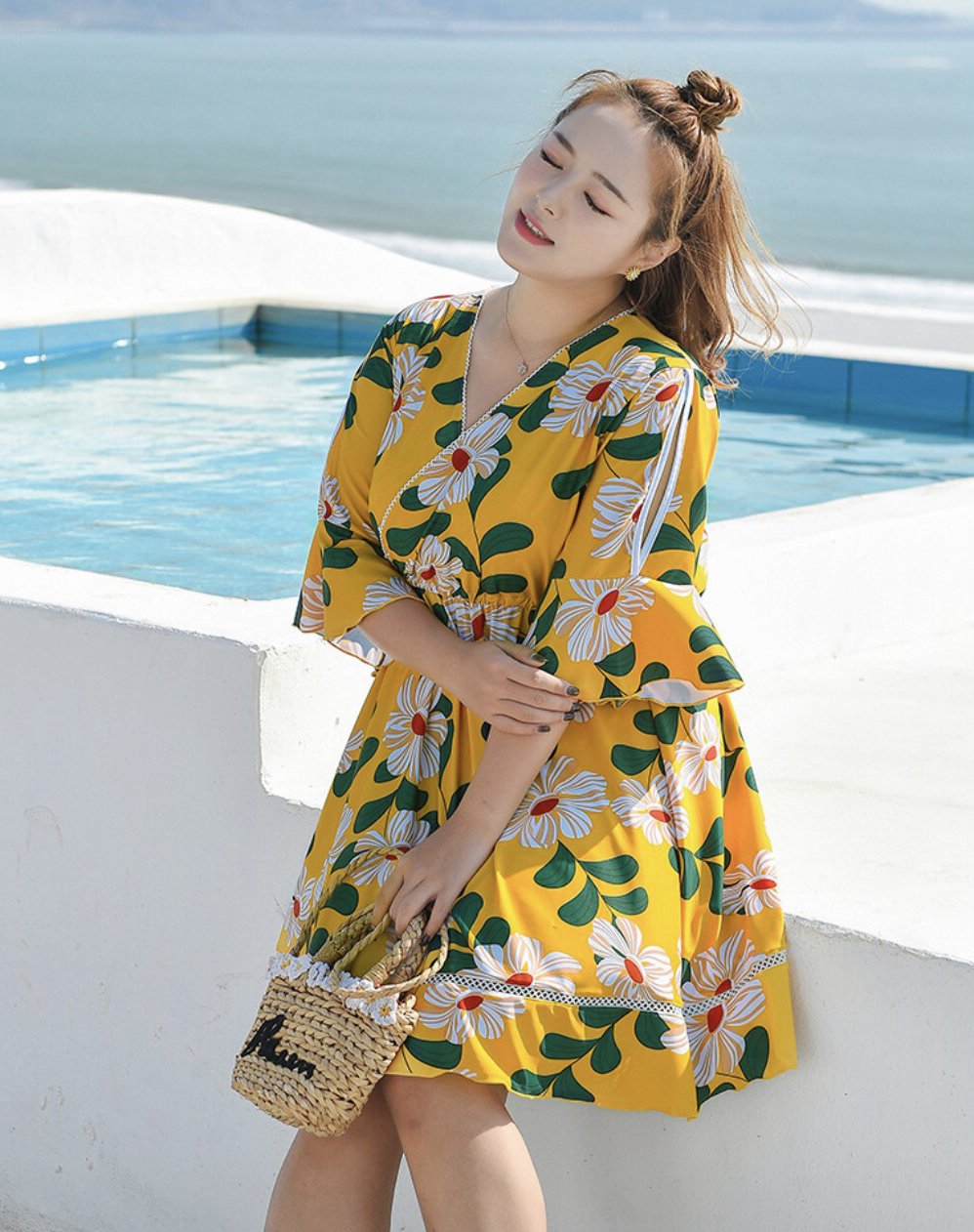 ชุดว่ายน้ำคนอ้วน 6xl พร้อมส่ง:ชุดว่ายน้ำไซส์ใหญ่สีเหลือง บราถักสายด้านหลังแต่งลายดอกไม้ แขนระบาย set 3 ชิ้นมี บรา กางเกงขาสั้นและชุดคลุม แบบสวยน่ารักมากๆจ้า :ขนาด- รอบอก 40 - 50 นิ้ว - เอว 34 - 44 นิ้ว- สะโพก 44 - 54 นิ้ว - เสื้อคลุมกว้าง 50 นิ้ว