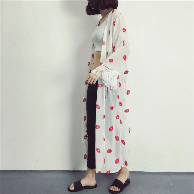 เสื้อคลุมแฟชั่น พร้อมส่ง : เสื้อคลุมสีขาวแต่งลายปากสีแดงและพู่ที่ปลายแขน แบบเก๋มากจ้า