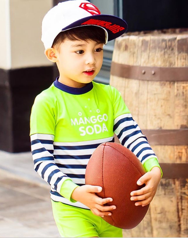 ชุดว่ายน้ำเด็ก พร้อมส่ง :ชุดว่ายน้ำเด็กสีเขียวแขนยาว แต่งลายทางและอักษรมีกางเกงขาสั้น สีสันสดใสแบบสวยน่ารักมากๆจ้า:รอบอก26-34นิ้ว เอว26-32นิ้ว สะโพก28-34นิ้วจ้า