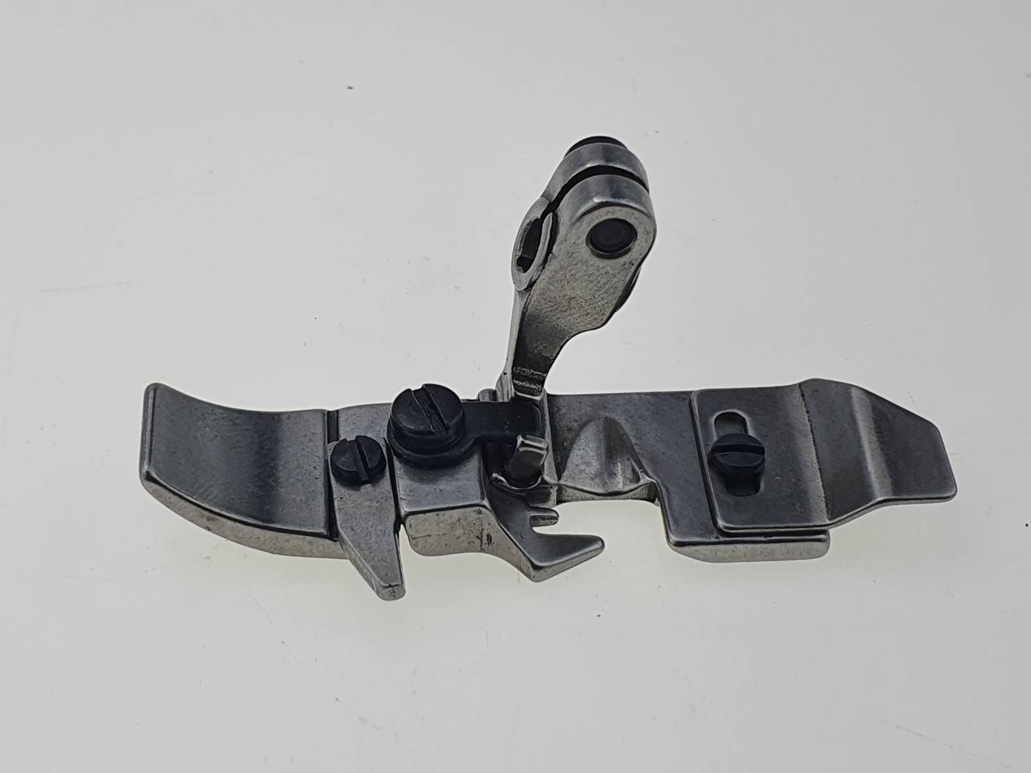 ตีนผีจักรโพ้งอุตสาหกรรม แบบร่องสำหรับการเย็บโพ้งแบบสอดเชือก ตัวตีนผีสามารถทับลงไปบนเชือกได้