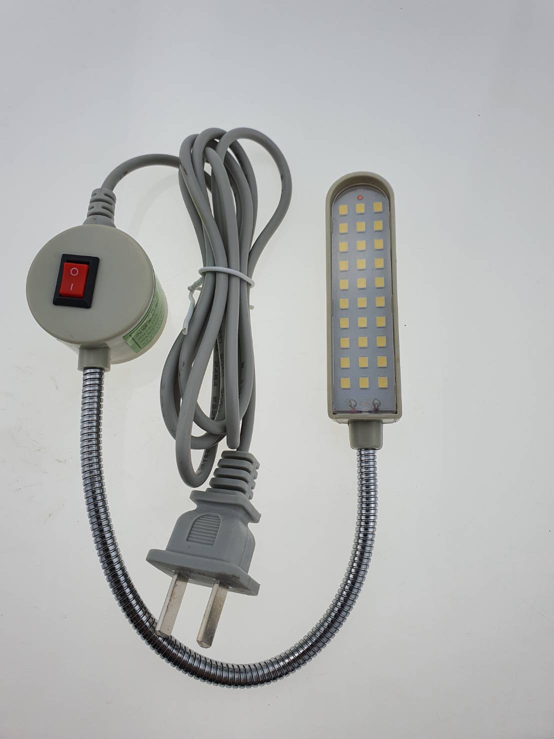 ไฟติดจักร LED จำนวน 30 ติดตั้งง่ายด้วยแม่เหล็ก แสงไฟถนอมสายตาเวลาเย็บ ใช้ได้กับจักรอุตสาหกรรมและจักรทั่วไป