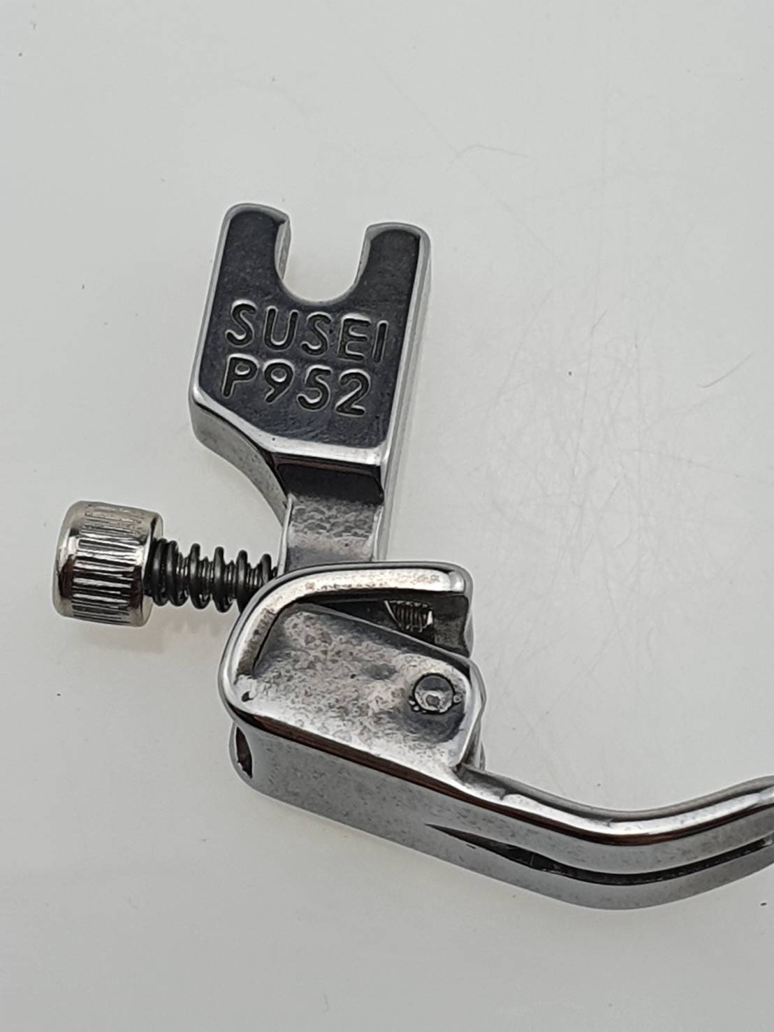 ตีนผีย่นปรับความย่นได้ P952 เป็นตีนผีมาตรฐานตัวหนึ่งที่ช่างเย็บผ้ามีทุดคน สามาถเย็บย่นมากหรือน้อยได้โดยการปรับเกรียว