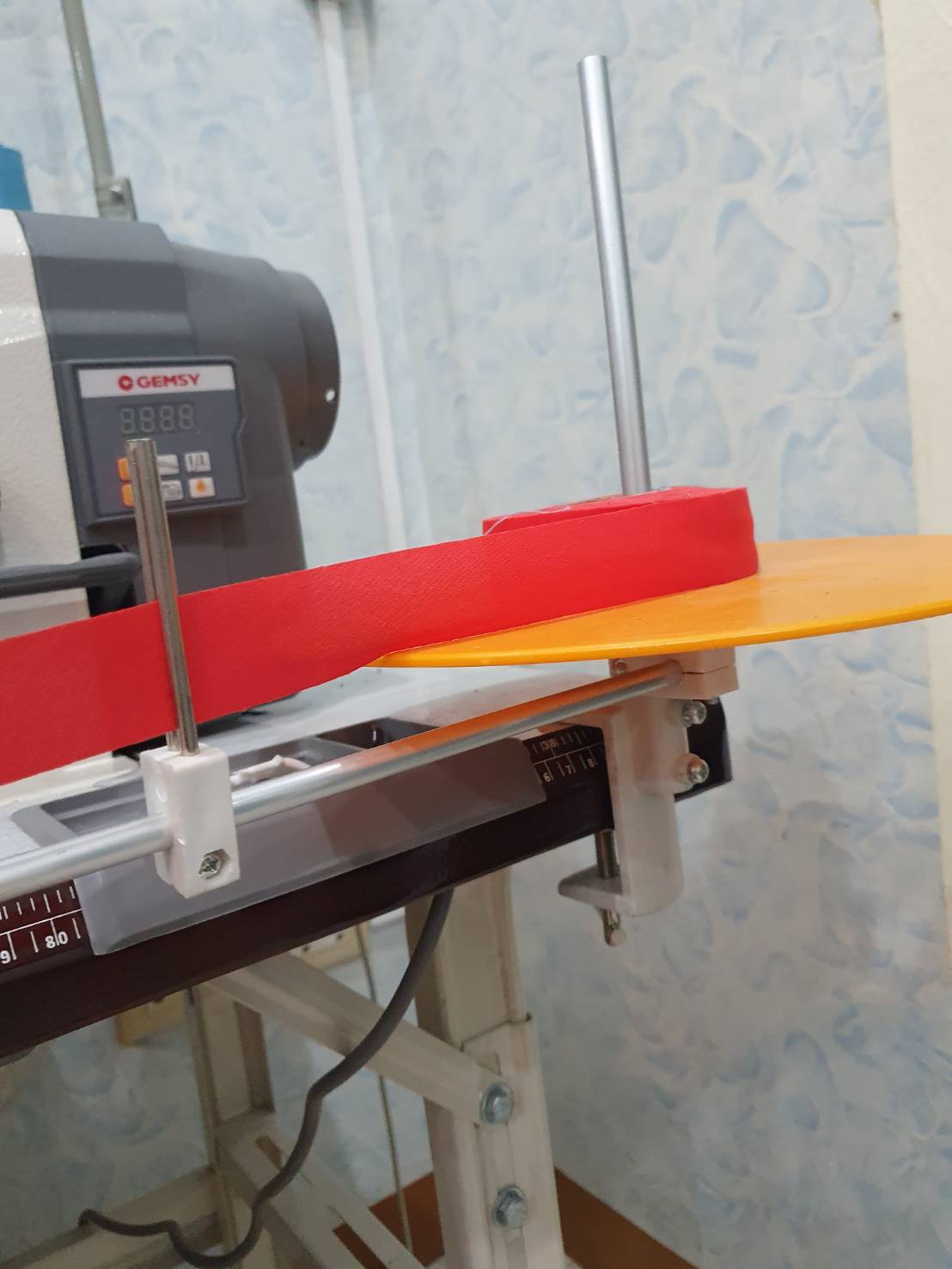 ถาดวางผ้ากุ๊นสำหรับการกุ๊นผ้า เป็นอุปกรณ์ที่จะทำให้การกุ๊นนงานได้อย่างต่อเนื่องและไม่เสียเวลาในการทำงาน