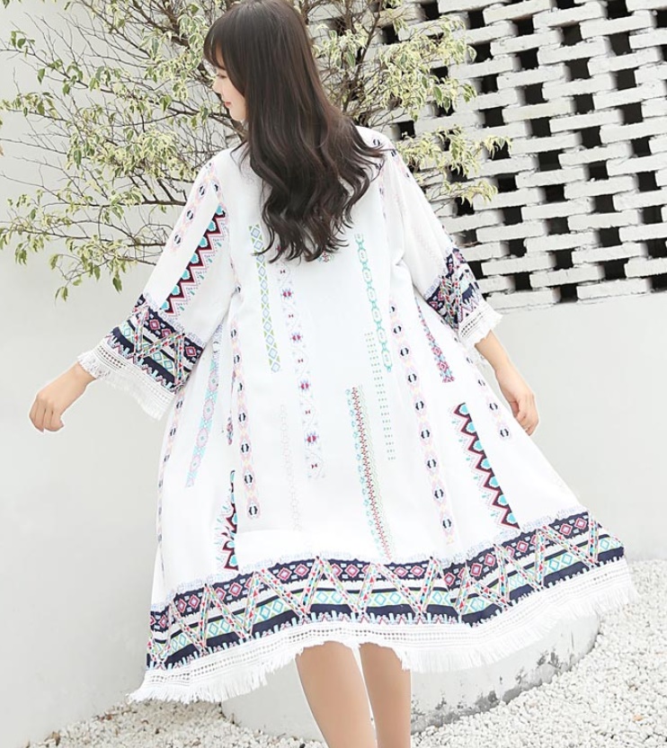 เสื้อคลุมแฟชั่น พร้อมส่ง : เสื้อคลุมสีขาวลายโบฮีเมียนแต่งพู่ที่ขอบแขน แบบสวยมากจ้า